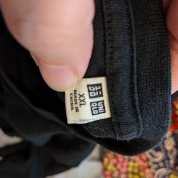 Uniqlo Black V-Neck T-Shirt Size XXL - Picture 5 of 5